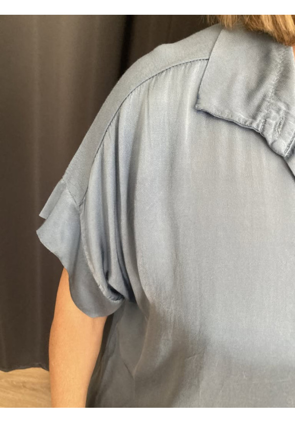 5.5. Blusa azul satén