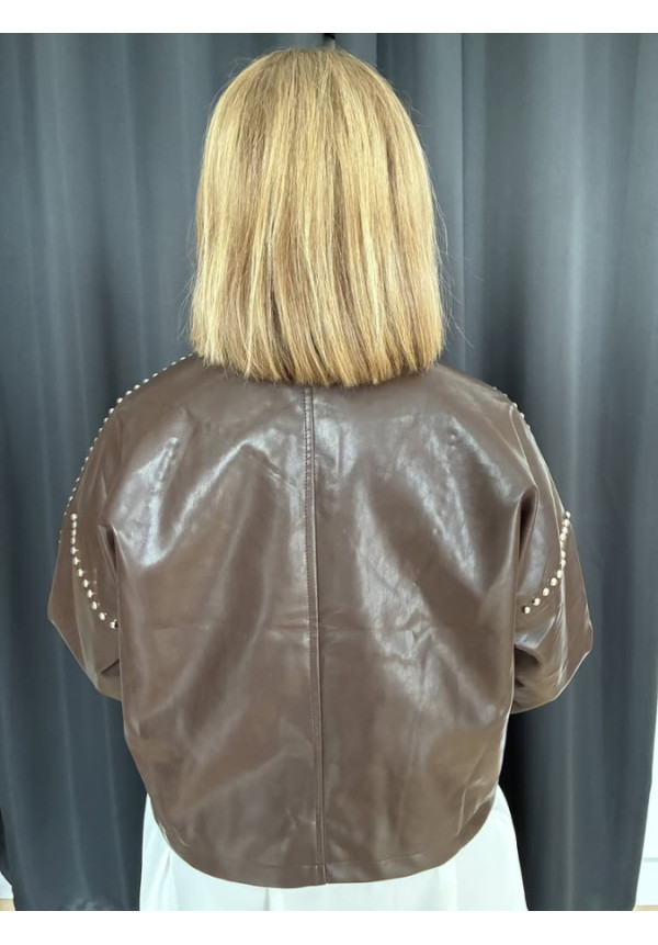 0057. Chaqueta cuero y tachas