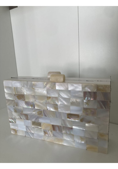 4.14. Clutch nácar cuadritos