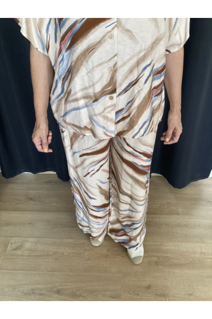 6.23. Pantalón estampado lineas