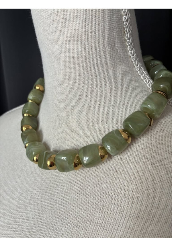 8. Collar piedras y dorado