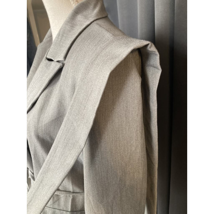 2047. Blazer gris alerones