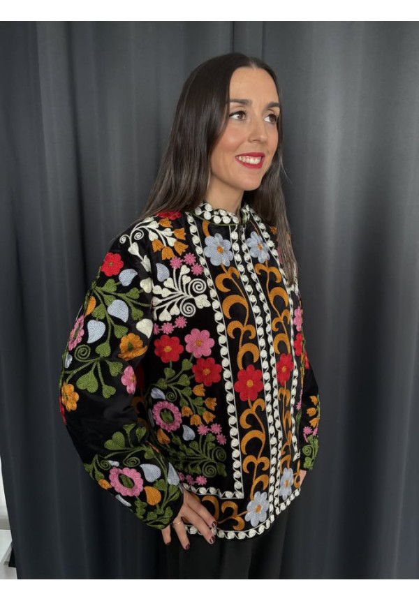 0056. Chaqueta bordados flowers