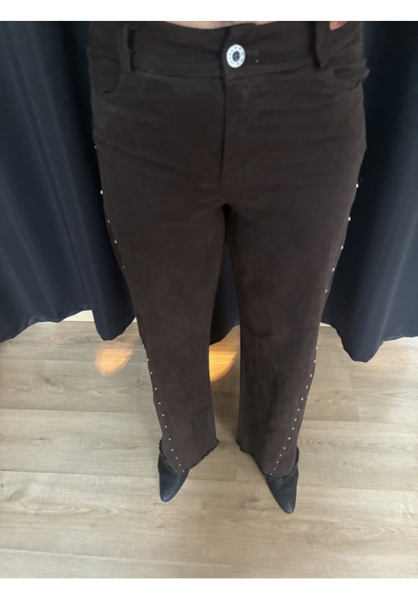 0022. Pantalón tachas