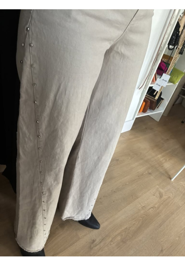 0022. Pantalón tachas