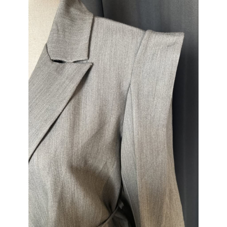 2047. Blazer gris alerones