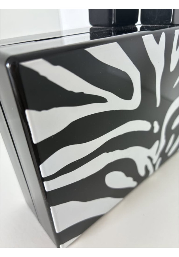 153. Clutch cebra