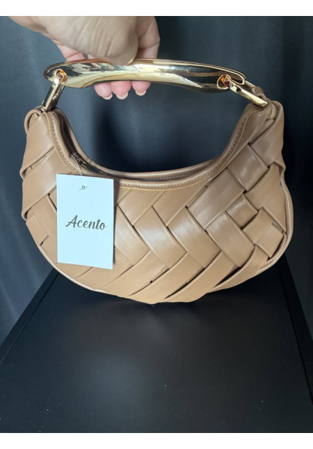 016. Bolso trenzado asa dorada