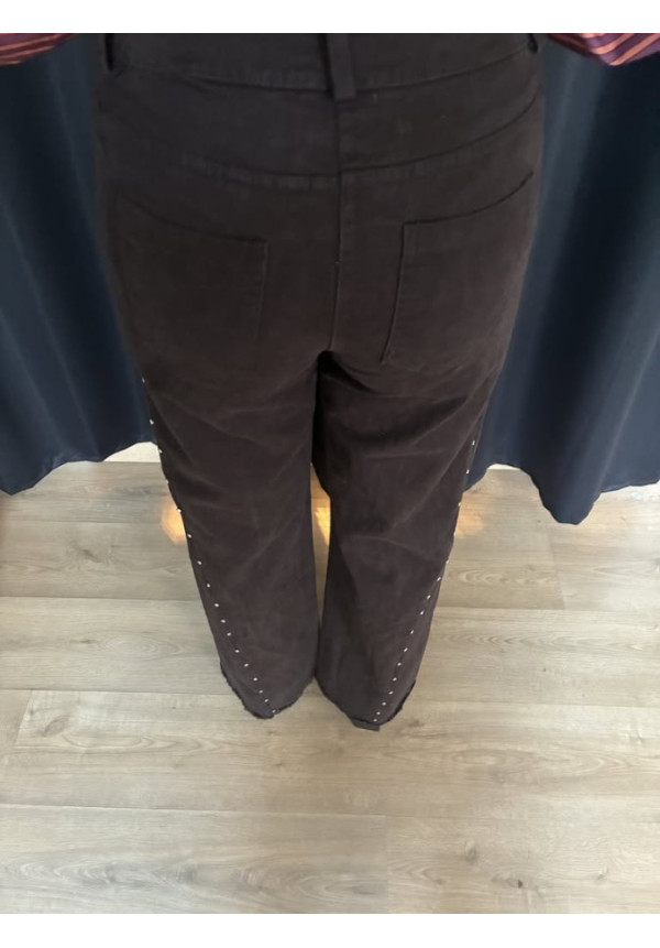 0022. Pantalón tachas
