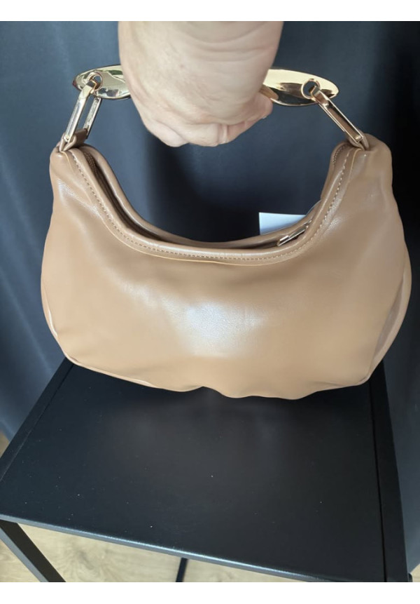 016. Bolso trenzado asa dorada