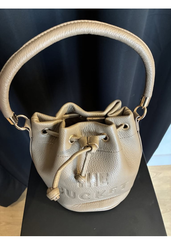 041. Bolso the bucket