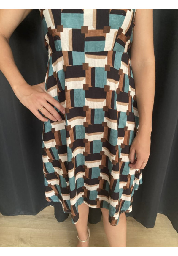 6.56. Vestido estampado retro escote