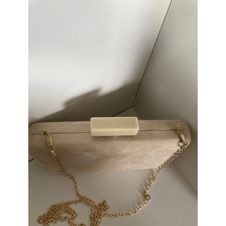 1375. Clutch beige cierre nácar