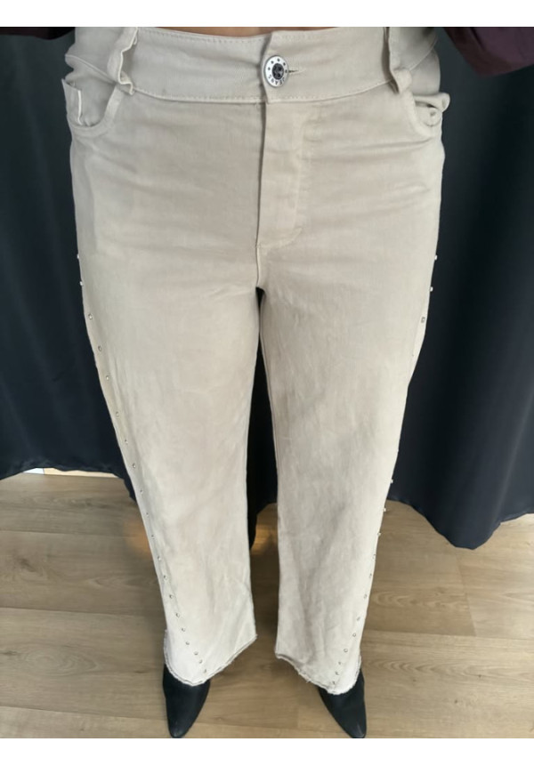 0022. Pantalón tachas