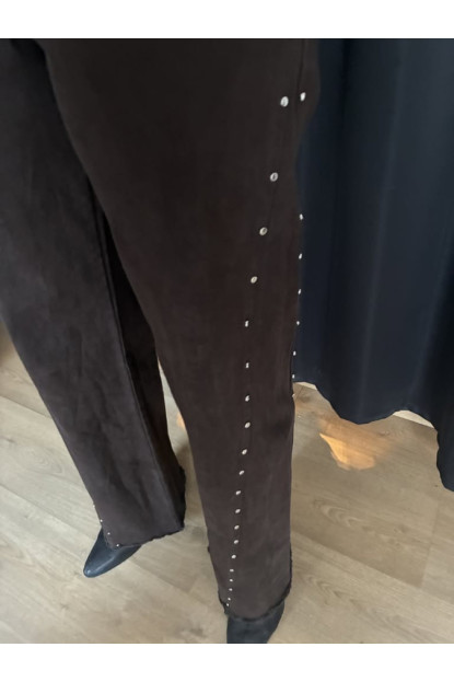 0022. Pantalón tachas