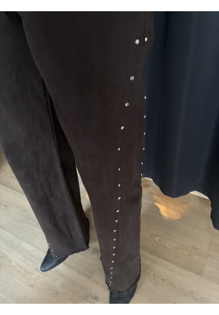0022. Pantalón tachas