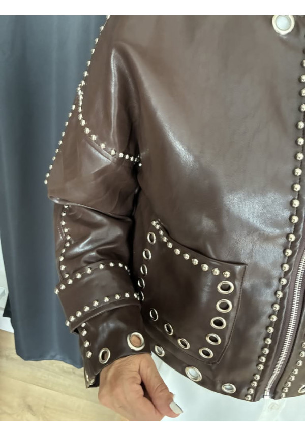 0057. Chaqueta cuero y tachas