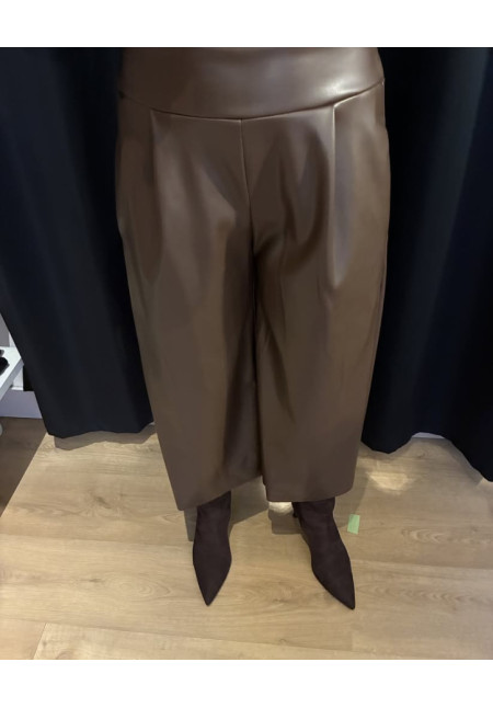 00158. Pantalón cuero cullote