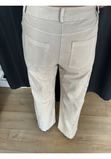 0022. Pantalón tachas