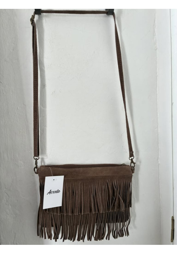 022. Bolso flecos piel