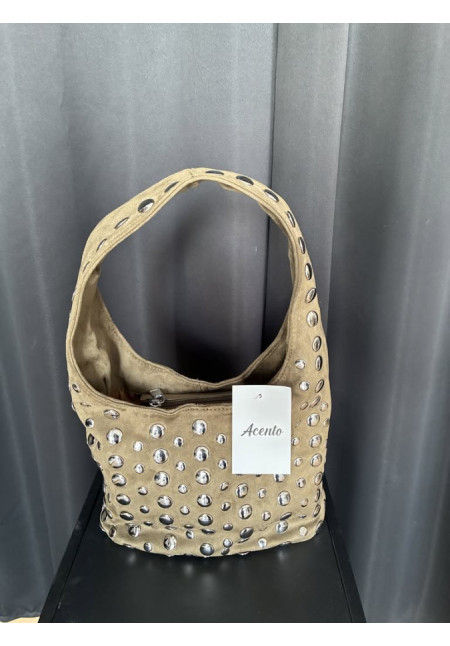 018. Bolso tachas