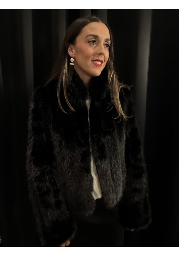 468. Chaqueta negra pelo