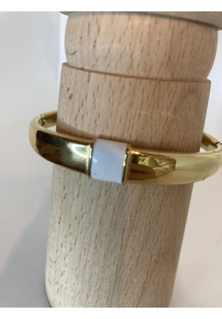 60. Pulsera con esmalte blanco