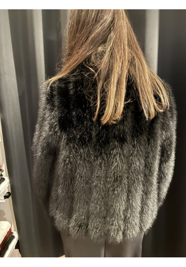 468. Chaqueta negra pelo