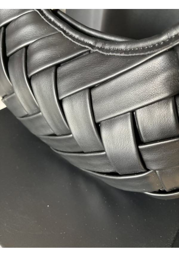 016. Bolso trenzado asa dorada