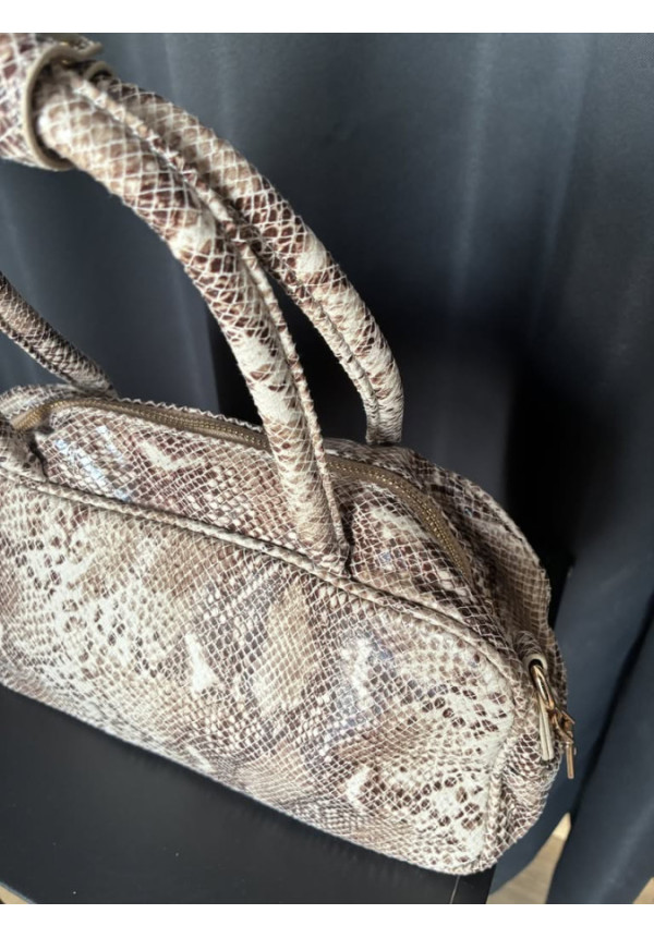 013. Bolso baguette serpiente