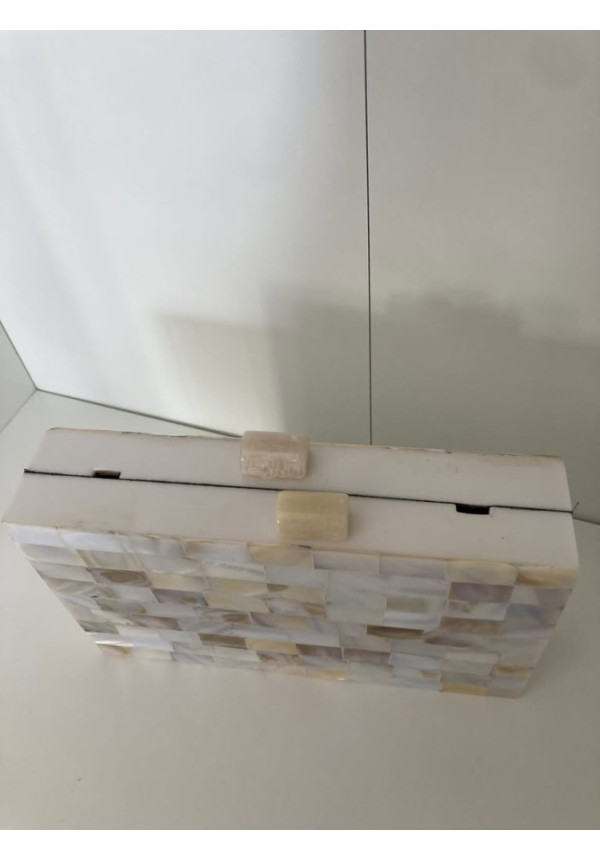 4.14. Clutch nácar cuadritos
