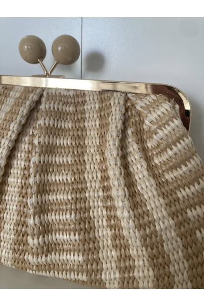 2.1. Clutch monedero rafia