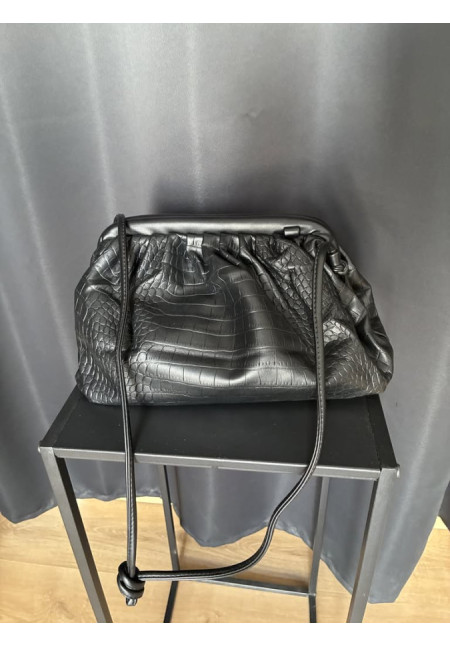 019. Bolso cartera negro coco