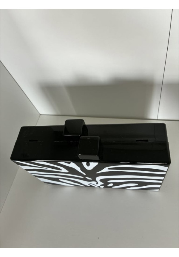 153. Clutch cebra