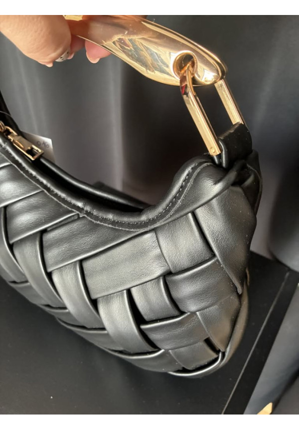 016. Bolso trenzado asa dorada