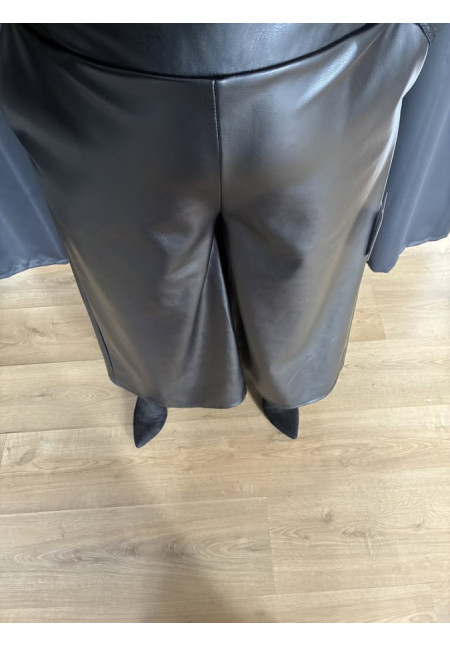 0079. Pantalón cuero bolsillos