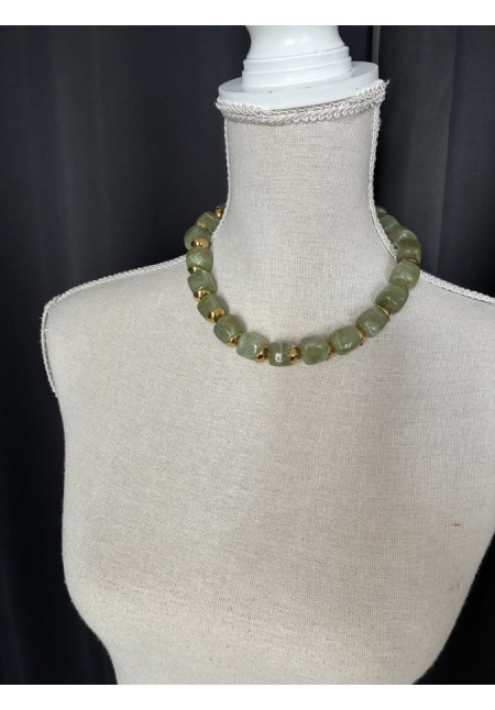 8. Collar piedras y dorado