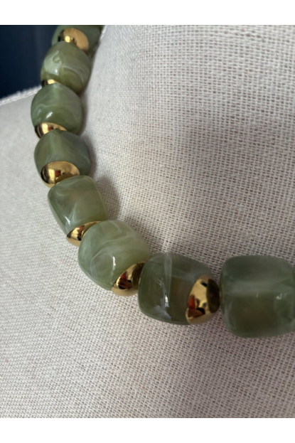 8. Collar piedras y dorado