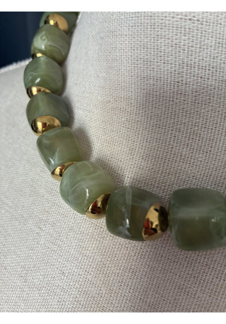 8. Collar piedras y dorado