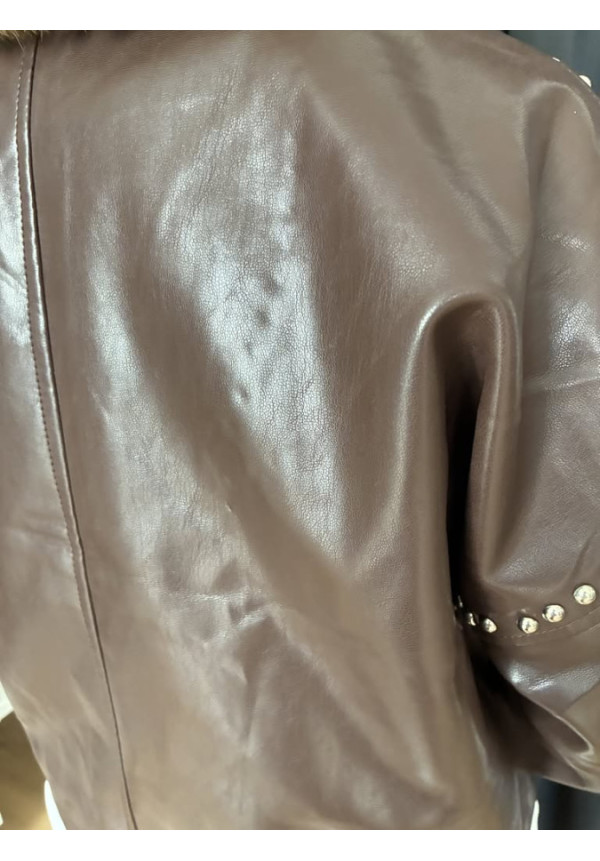 0057. Chaqueta cuero y tachas