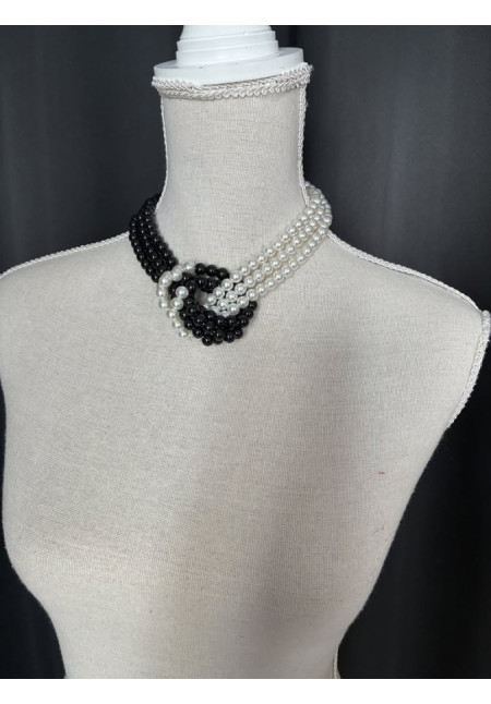 4. Collar bicolor perlas nudo