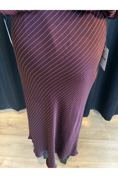 0069. Falda seda diplomatica