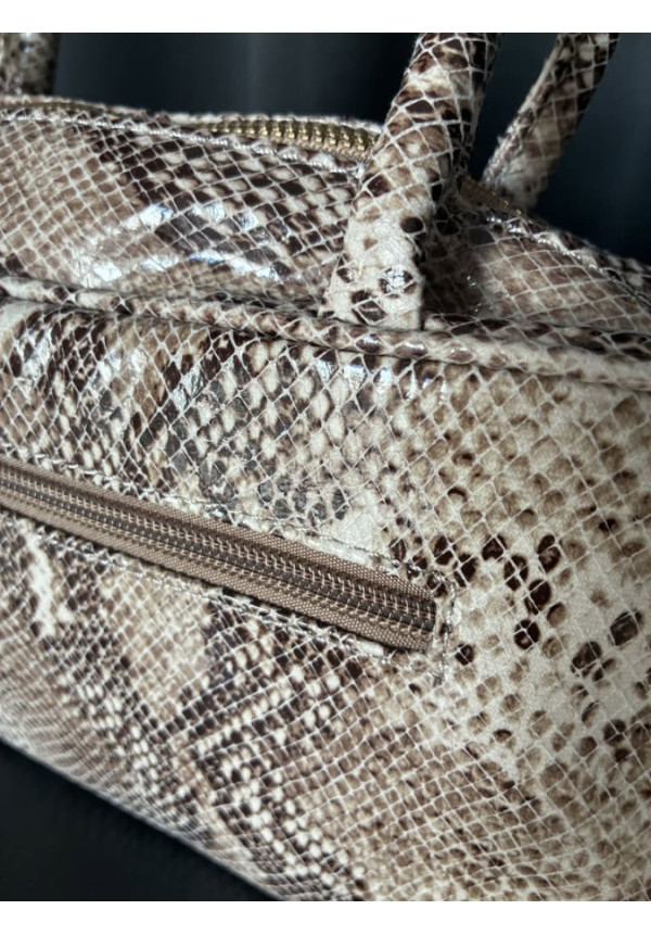013. Bolso baguette serpiente