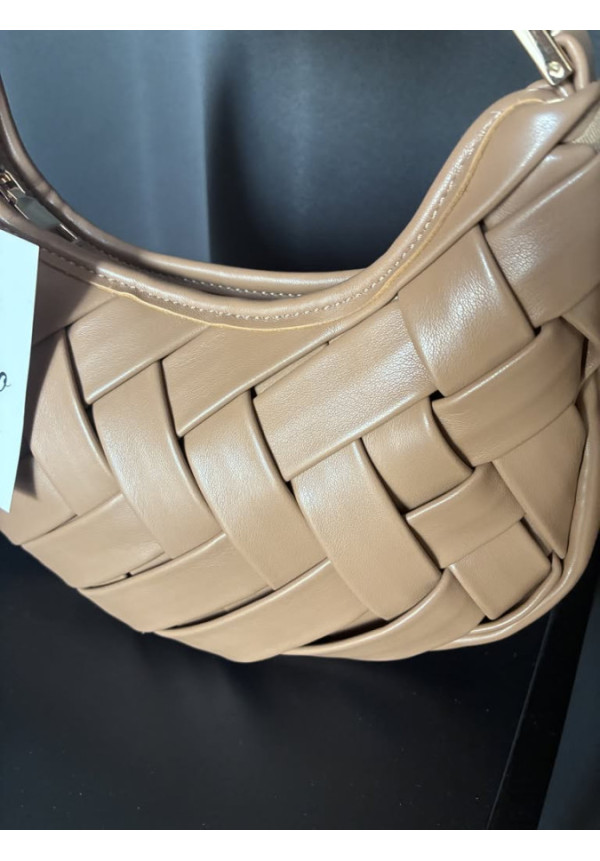 016. Bolso trenzado asa dorada