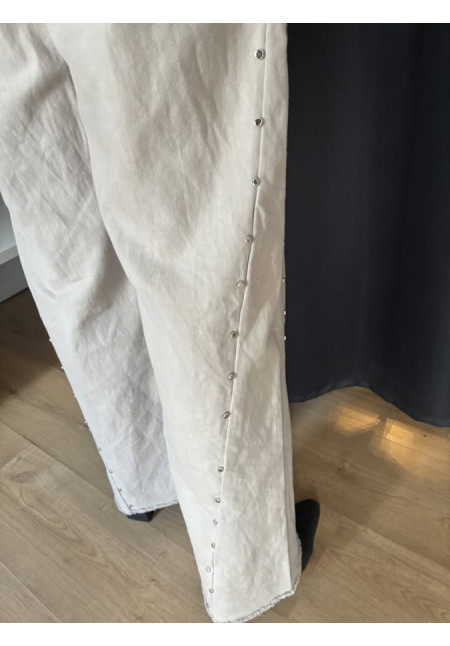 0022. Pantalón tachas