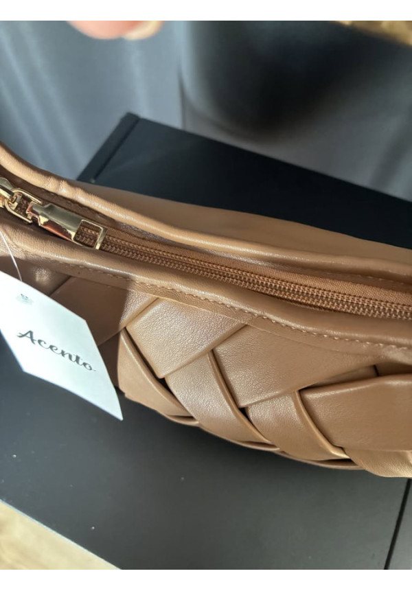 016. Bolso trenzado asa dorada