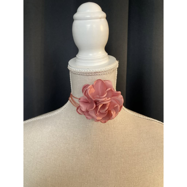 Collar flor rosa