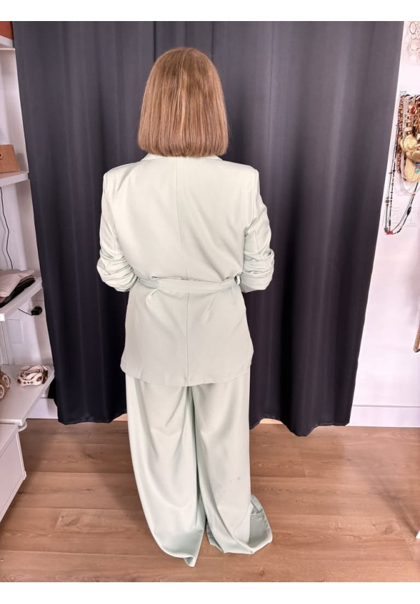 23. Traje cruzado lazada