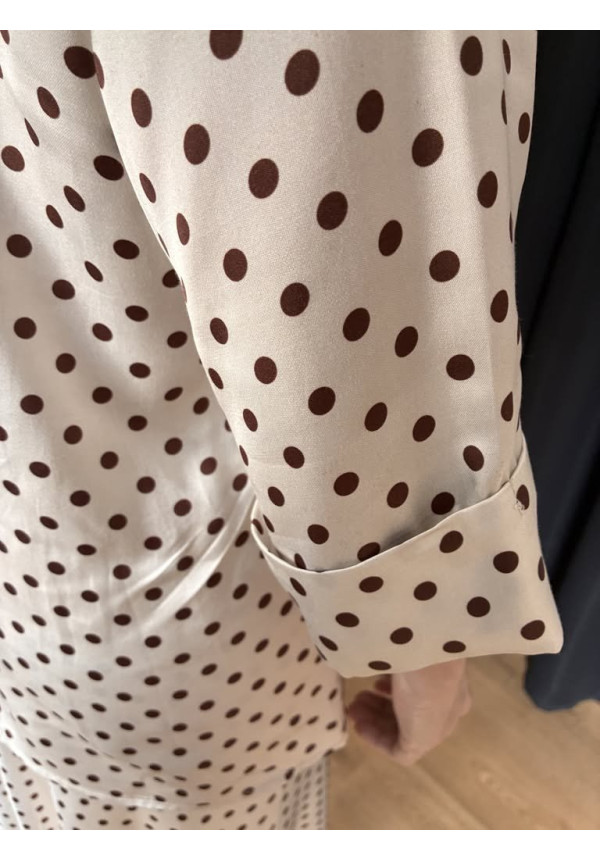 8. Blusa estampada lunares