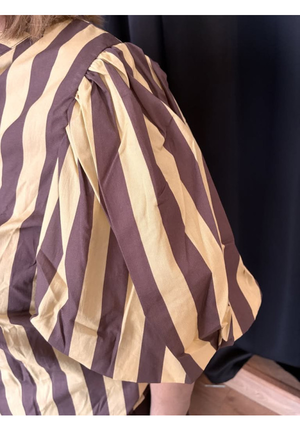 11. Camisa rayas manga abullonada